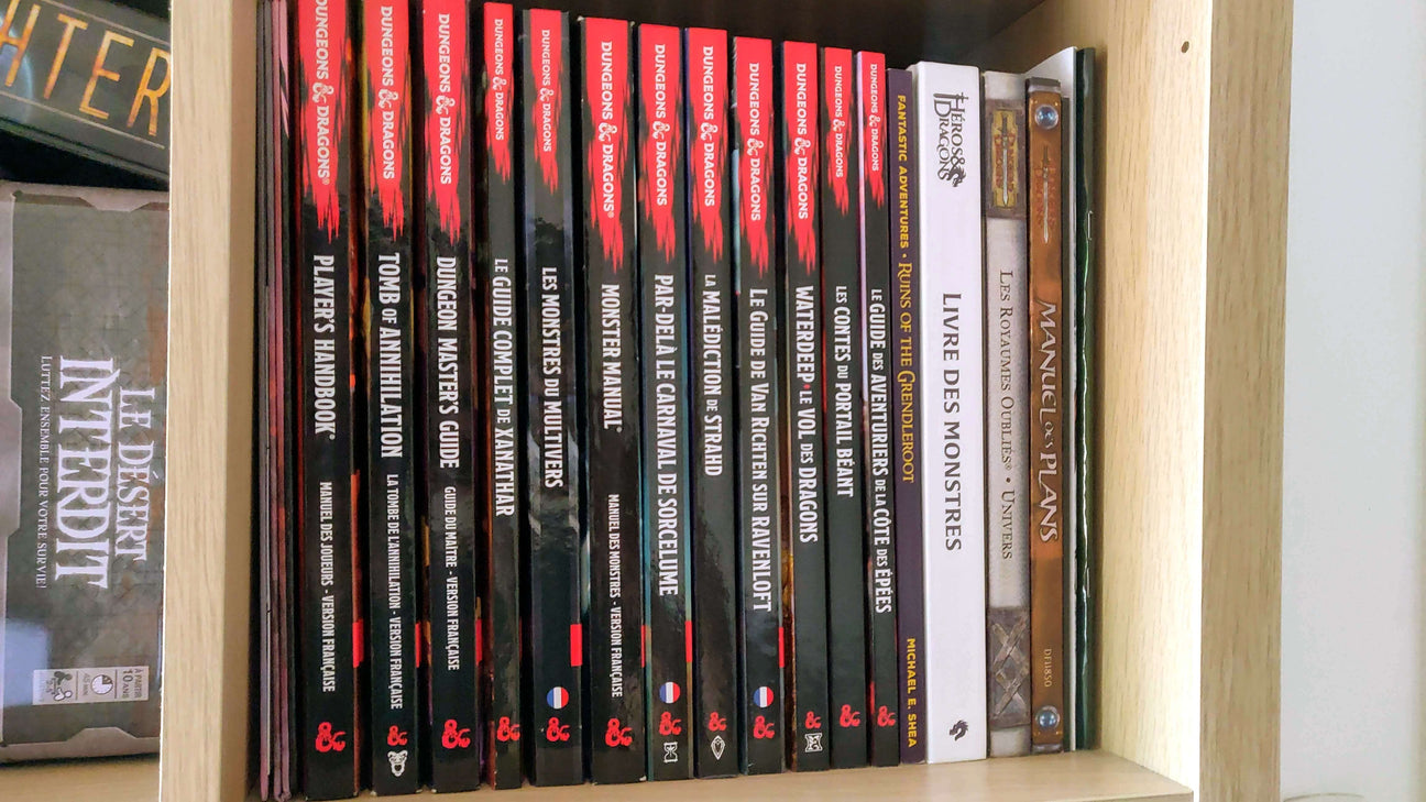 Une collection de livres Donjons et Dragons : manuel du joueur, du maître, bestiaire, livres de campagne, écran du meneur de jeu, scénarios