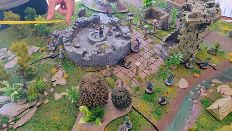 Une table de jeu avec des ruines explorées par deux bandes d'aventuriers