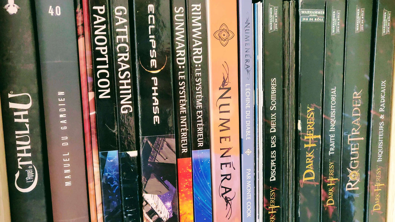 Une étage avec une belle collection de livres de jeux de rôle : Eclipse Phase, Numenera, l'appel de Cthulhu, Dark Heresy, Rogue Trader