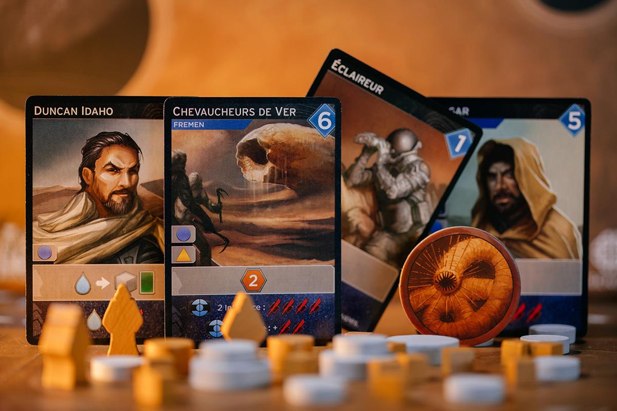 Des cartes du jeu Dune : Imperium et le pion ver des sables pour le premier joueur