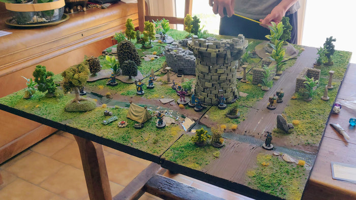 Une table de jeu avec décors et terrain pour jeux de rôle et jeux de figurines
